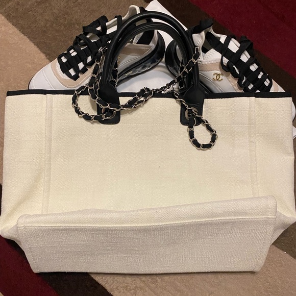 ❌SOLD❌ Gently Used! Excellent Condition Authentic Large CHANEL White Black Tote - Picture 2 of 16